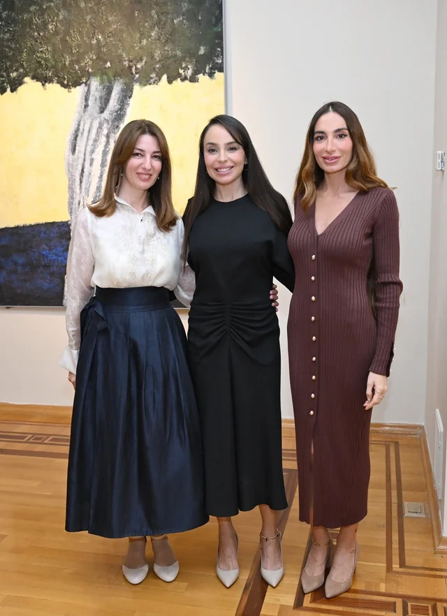 İlham Əliyev, Mehriban Əliyeva və ailə üzvləri "Mənim Abşeronum: Üstə gəl" adlı retrospektiv sərgi ilə tanış olublar - Foto