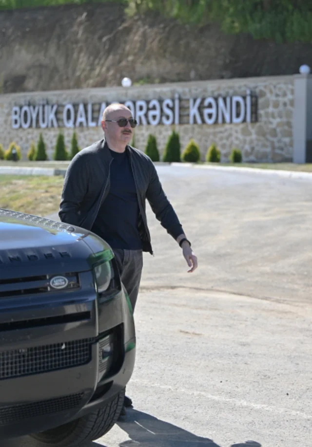 İlham Əliyev Şuşanın Böyük Qaladərəsi kəndində görülən işlərlə tanış olub, sakinlərlə görüşüb