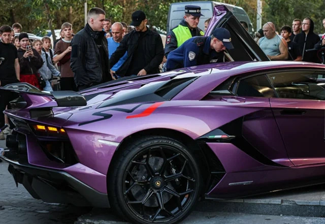 Rusiyada milyarderin oğlu "Lamborghini" ilə yaşayış binasına çırpıldı: Xəsarət alanlar var - FOTO
