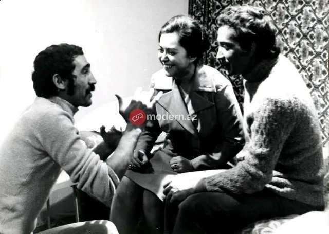 Bir şəklin tarixçəsi: Rasim Balayev Vəfa Fətullayevanı qucaqlamağa çəkinmişdi - FOTO