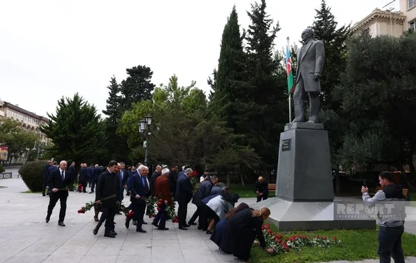 Milli Məclisin deputatları Atatürkün Bakıdakı abidəsini ziyarət ediblər - Foto