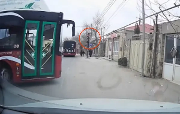 "BakuBus"a məxsus avtobus qırmızı işıqda keçdi - VİDEO