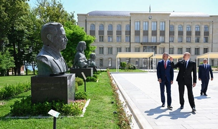 Prezidentlər işğal dövründə güllələnmiş büstlərə baxdılar
