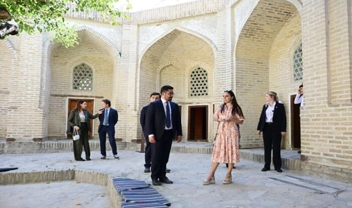 Leyla Əliyeva ilk Buxara Biennalesinin əsərləri ilə tanış oldu