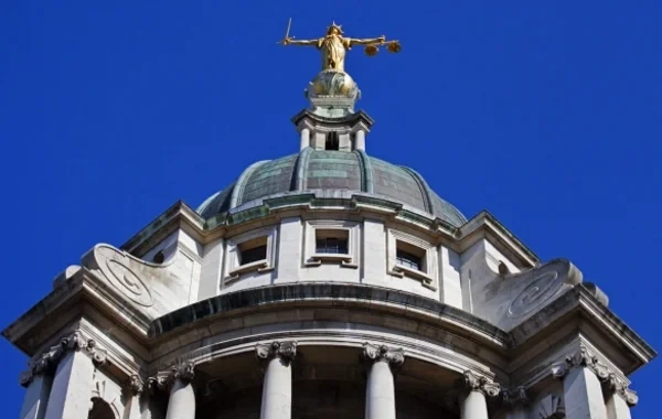London məhkəməsi Starmerin əmlakını yandırmağa cəhd edən iki şəxsi cəzalandırıb