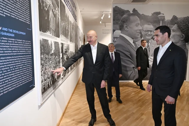 Prezidentlər Şuşada Azərbaycanın tanınmış şəxsiyyətlərinin işğal dövründə güllələnmiş büstlərinə baxıblar - FOTO