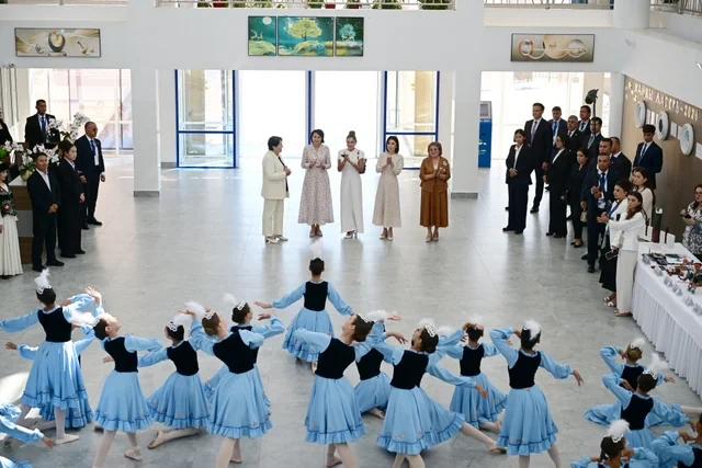 Birinci xanım Mehriban Əliyeva Çolpon-Ata şəhərində "Altın-Balalık" sağlamlıq və reabilitasiya mərkəzi ilə tanış olub - FOTO