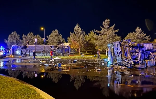 Türkiyədə sərnişin avtobusu ilə yanacaq daşıyan maşın toqquşdu: Xeyli yaralı var - VİDEO