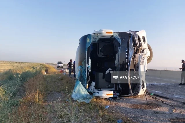 Bakı-Qazax yolunda ağır qəza: Sərnişin avtobusu aşdı, 30-dan çox yaralı var - FOTO