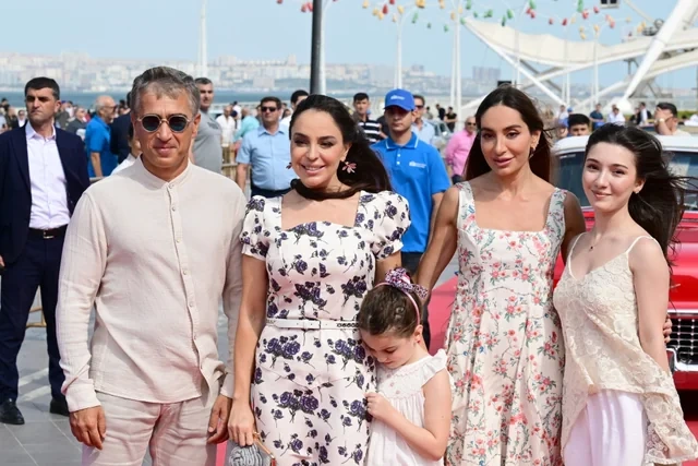 Leyla Əliyeva və Arzu Əliyeva klassik avtomobillərin yürüşü və sərgisini izləyiblər - FOTO