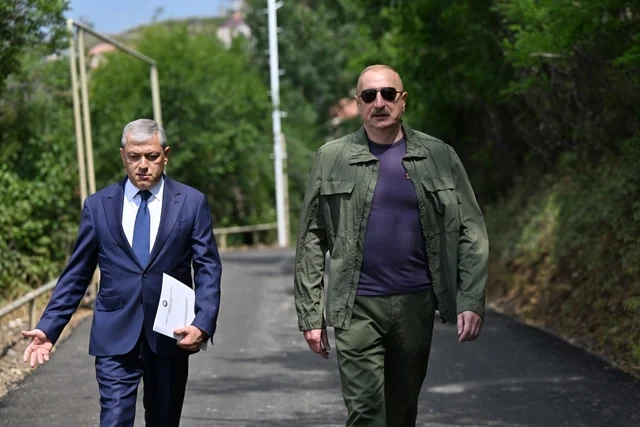 Prezident Kiçik Qaladərəsində görülən işlərlə tanış olub və kəndə qayıdan sakinlərlə görüşüb - FOTO
