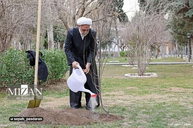 Öldüyü deyilən Qulamhüseyn Möhsəni-Ejei sağ imiş: Ağac əkdi, Trampa ağır sözlər dedi - FOTO