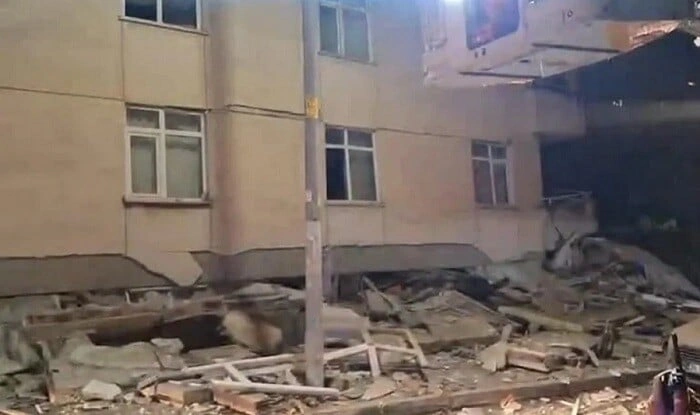 İstanbulda bina çökdü: dağıntılar altında qalanlar var - Video