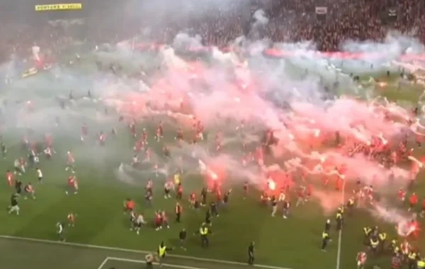 Çexiya çempionatında qalmaqal: "Slaviya" azarkeşləri "Sparta"nın oyunçularına hücum etdilər - VİDEO