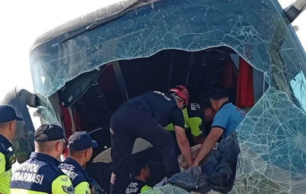 Türkiyədə sərnişin avtobusu qəzaya uğrayıb: 40 nəfər yaralanıb