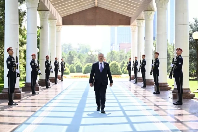 Azərbaycanın yeni səfiri etimadnaməsini Özbəkistan Prezidentinə təqdim edib - FOTO