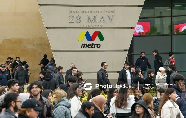 Girişi bağlanan metro stansiyalarının qarşısında SON VƏZİYYƏT - FOTO