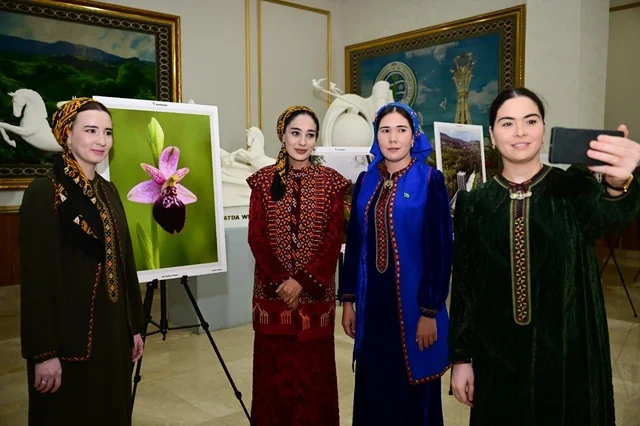 Türkmənistanda "Azərbaycan - obyektivdən tarixə" adlı sərgi təqdim olunub - FOTO