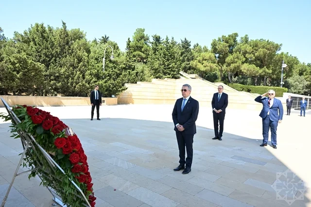 ATƏT-in fəaliyyətdə olan sədri Bakıda şəhidlərin xatirəsini anıb - FOTO