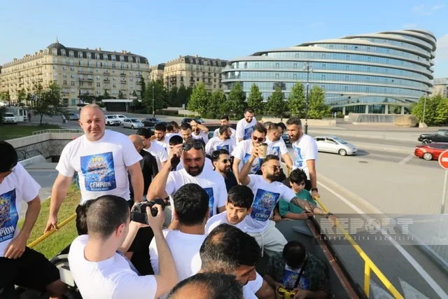 Azərbaycanın minifutbol millisinin üzvləri azarkeşlərlə görüşüblər - VİDEO