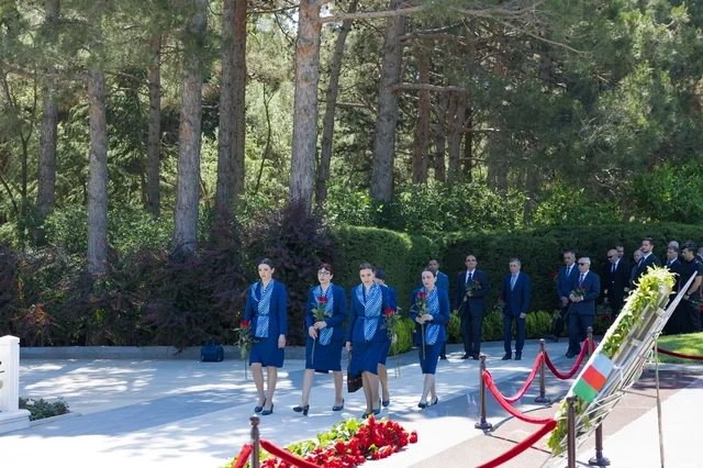 AZAL kollektivi və mülki aviasiyanın digər nümayəndələri Fəxri xiyabanı ziyarət ediblər - FOTO