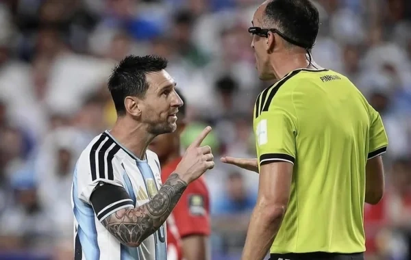 Lionel Messi hakimə etiraz etdi: "Mənimlə hörmətlə danış" - VİDEO