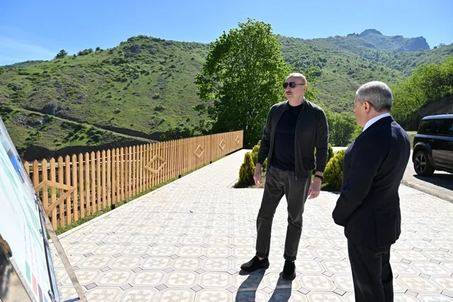 İlham Əliyev Şuşanın Böyük Qaladərəsi kəndində görülən işlərlə tanış olub, sakinlərlə görüşüb