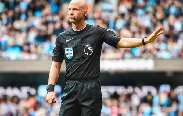 Məşhur futbol hakimi karyerasını başa vurdu