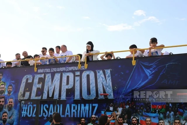 Azərbaycanın minifutbol millisinin üzvləri azarkeşlərlə görüşüblər - VİDEO