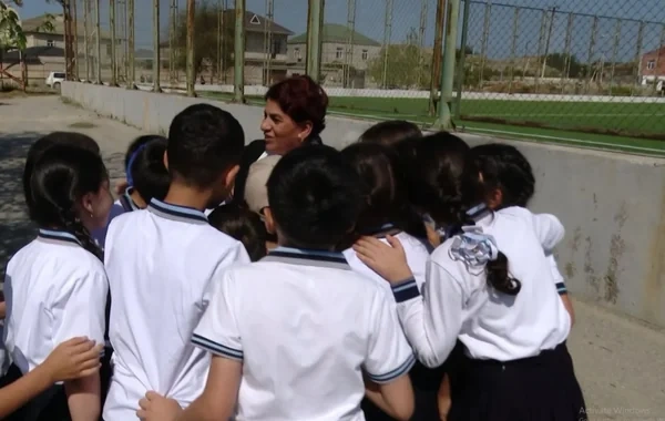 Məktəb başladı, müəllim işdən çıxarıldı: 28 valideyndən etiraz - Video