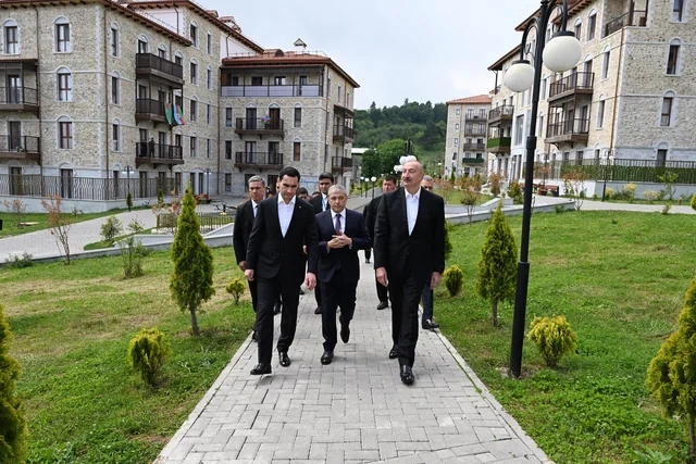 İlham Əliyev Sərdar Berdiməhəmmədov Şuşa şəhərində inşa edilmiş birinci yaşayış kompleksində olublar - FOTO