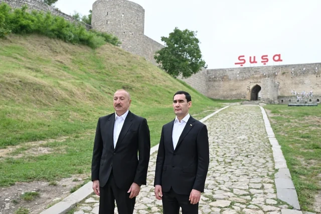 Prezidentlər Şuşada Azərbaycanın tanınmış şəxsiyyətlərinin işğal dövründə güllələnmiş büstlərinə baxıblar - FOTO