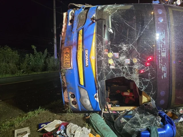 Tailandda ikimərtəbəli avtobus qəzaya uğrayıb: Xeyli yaralı var - FOTO