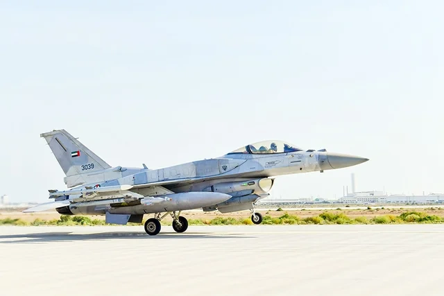 Azərbaycan və BƏƏ pilotlarından havada döyüş manevrləri - Foto/Video