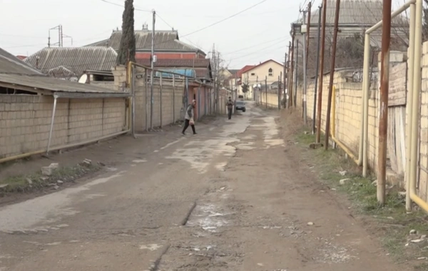 "Elə-belə üstünü örtdülər, dağıldı" - Məktəb yolu bərbad vəziyyətə necə düşüb?