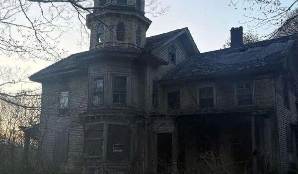 Məşhur qorxu filminin çəkildiyi malikanə xarabalığa çevrildi - Foto
