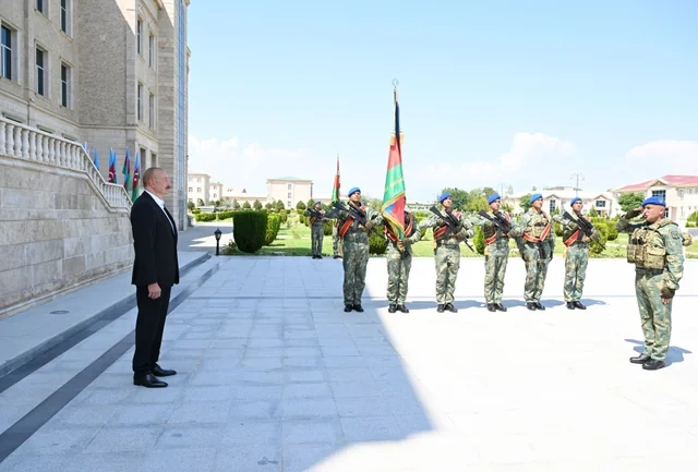 Prezident Əlahiddə Ümumqoşun Orduda yeni yaradılan komando hərbi hissələrinə Döyüş bayraqlarının verilməsi mərasimində iştirak edib - VİDEO