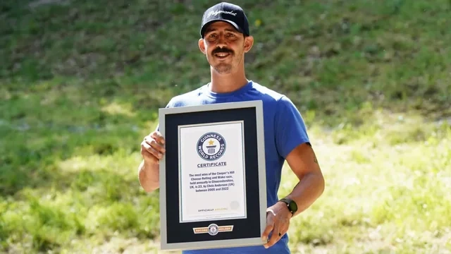 İngiltərədə çılğın yarış: İnsanlar pendirin ardınca təpədən yuvarlanırlar - FOTO