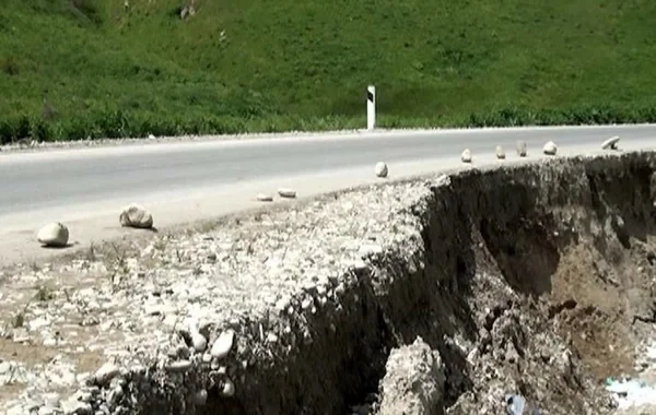 Qubada Rustov-Xanəgah yolunda sürüşmə olub - FOTO