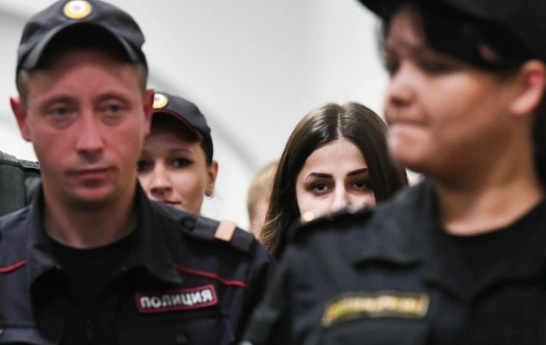 Moskvada erməni ailəsində səs-küylü qətl: Atalarını öldürməkdə ittiham olunan Xaçaturyan bacılarının işi yenidən qaldırıldı