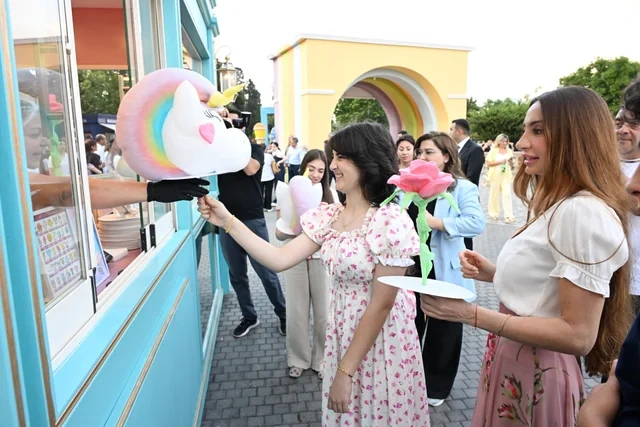 Leyla və Arzu Əliyevalar "CandyFest" yay festivalını ziyarət edib, "Sehrli mirvari" su sirki şousunu izləyiblər - FOTO
