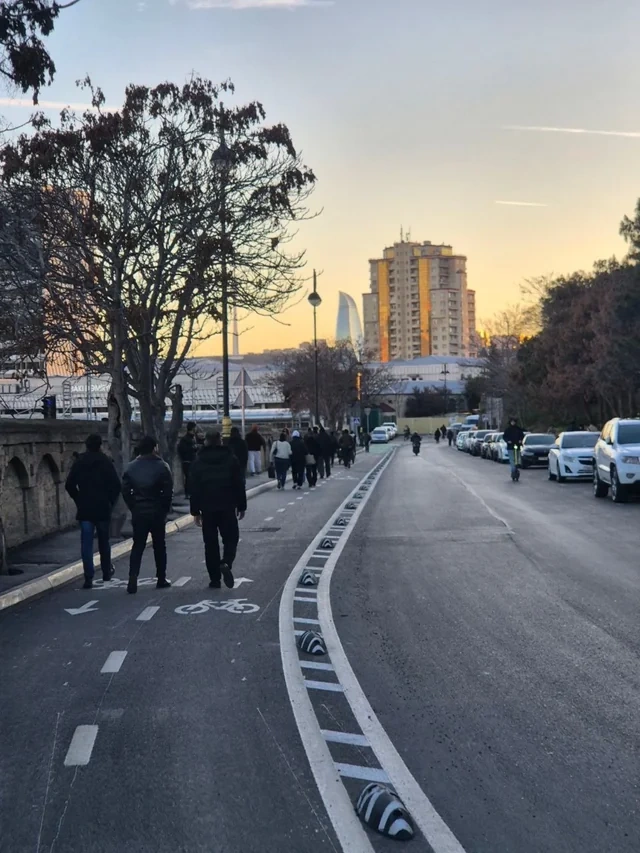 Bakıda səkilərlə bağlı problem: Piyadalar üçün əlverişsiz şərait narazılıq yaradır