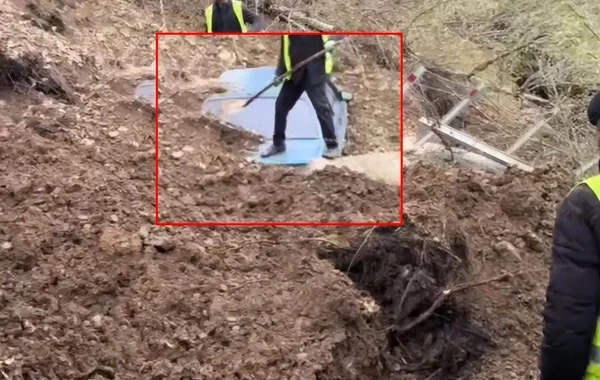 Qubada sürüşmə baş verdi: Avtomobil torpaq altında qaldı - VİDEO