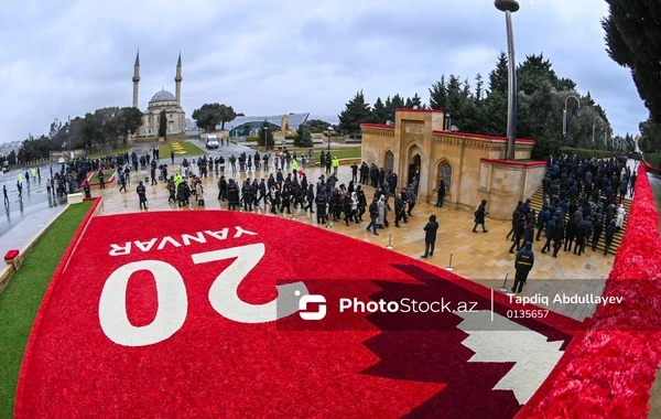 FHN kollektivi Ümumxalq Hüzn Günü ilə əlaqədar Şəhidlər xiyabanını ziyarət edib