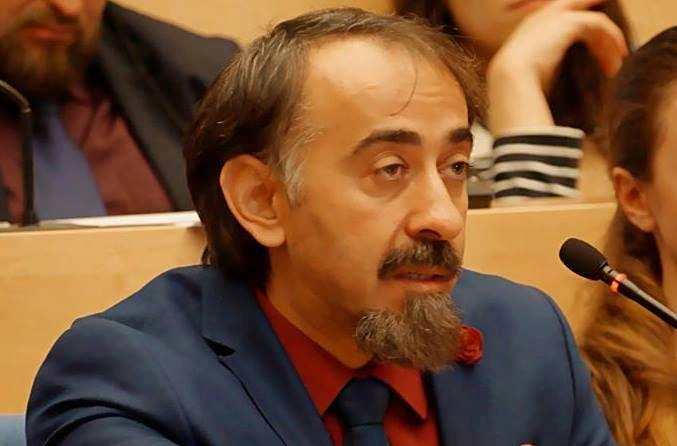 Professor vəfat edən qızına mahnı bəstələdi - Video