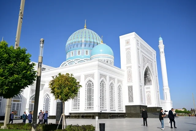 Leyla Əliyeva Səmərqənddə "Uşağın gözü ilə dünya" sərgisi və İmam əl-Buxari memorial kompleksi ilə tanış olub - Foto