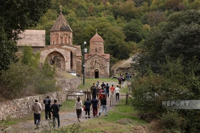 Beynəlxalq səyyahlar Kəlbəcərdəki Xudavəng monastırında olublar - Foto