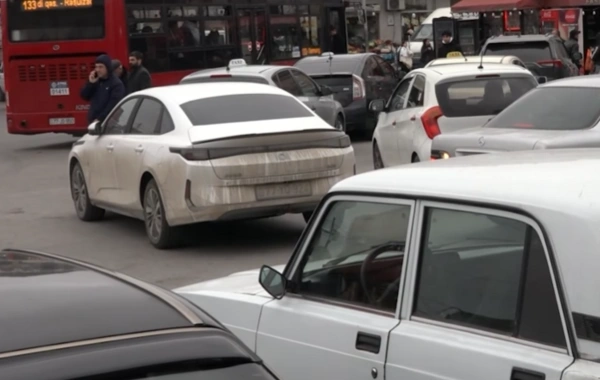 Binəqədinin mərkəzində xaos: "15 dəqiqəlik yolu saat yarıma gedirik"