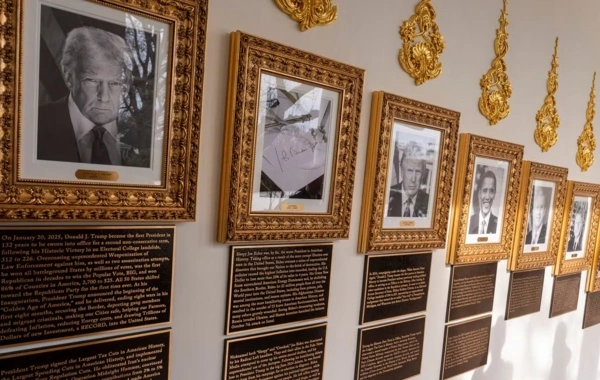 Ağ Evdə keçmiş prezidentlərin portretlərinin altına istehzalı sözlər olan lövhələr asılıb