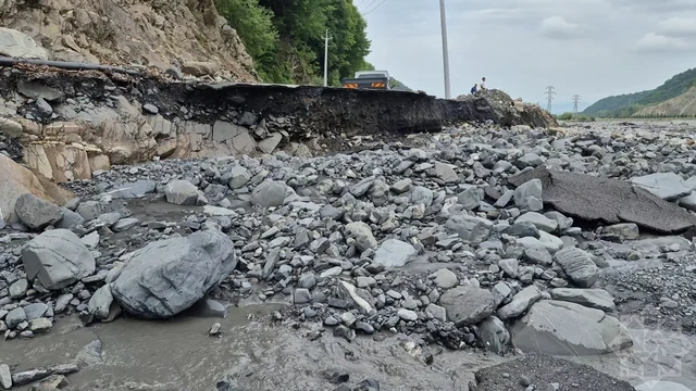 Güclü sel Laza kəndinə gedən yolu yararsız hala saldı
